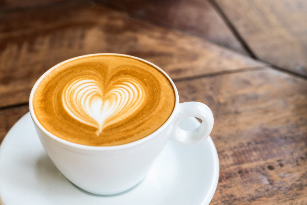 Kaffeeliebe: Beim diesem Anblick wird vielen Kaffeeliebhabern warm ums Herz (Foto: AdobeStock/weedezign)
