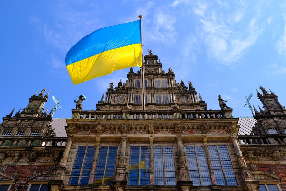 Die ukrainische Flagge weht vor dem Rathaus in Bremen. (Foto: AdobeStock/Karsten)