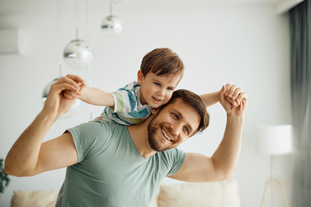 „Nur mein Papa und ich“: Diese Familien-Konstellation gibt es laut Statistiken immer häufiger. (Foto: AdobeStock/Drazen)