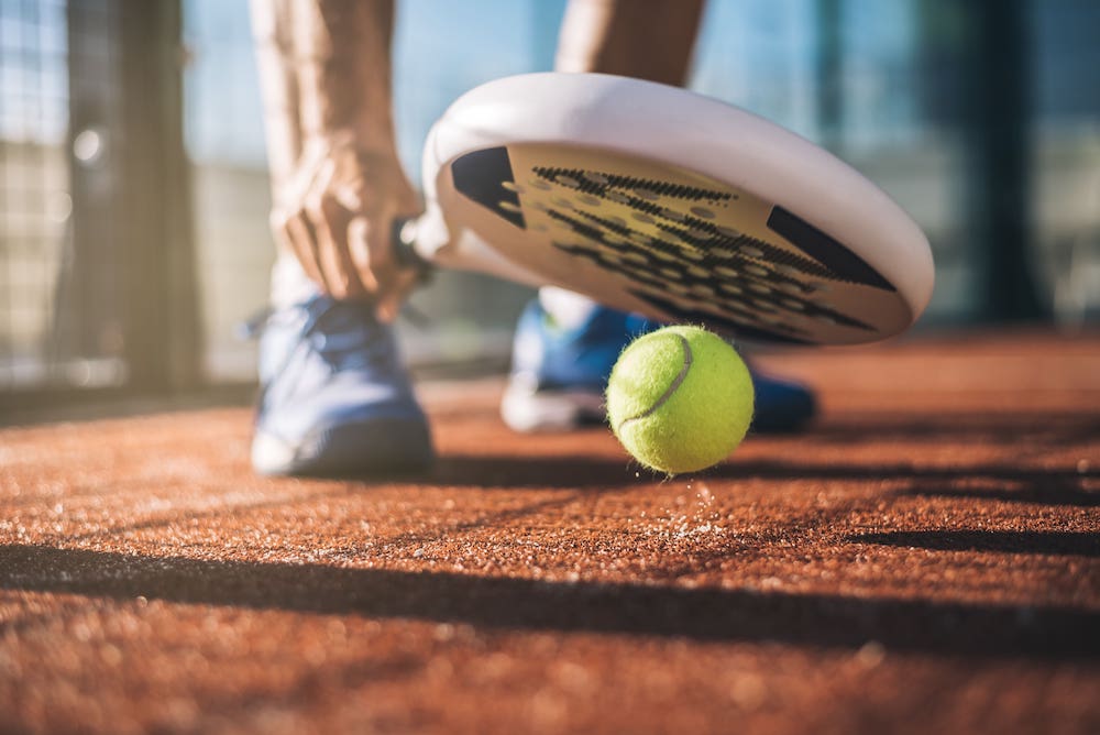 Padel-Tennis ist eine Mischung aus Tennis und Squash. (Foto: AdobeStock/DavidPrado)