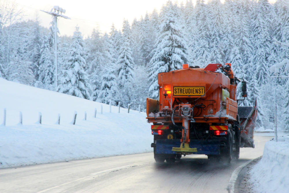 Mit dem Wintereinbruch ist der Streudienst auf Hochtouren im Einsatz. (Foto: AdobeStock/pe-foto)