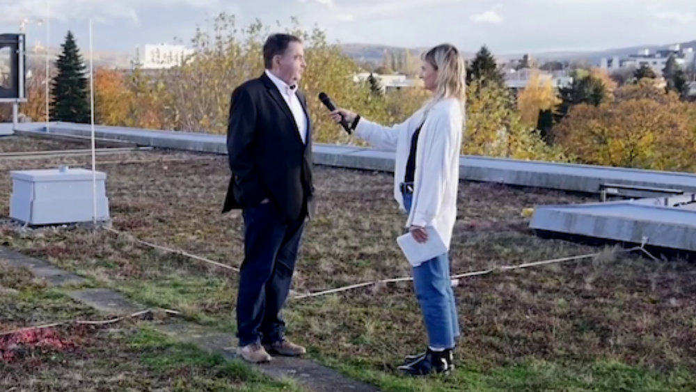 Frank Nipkau und Katharina Dodel auf dem Dach des Zeitungsverlags Waiblingen.