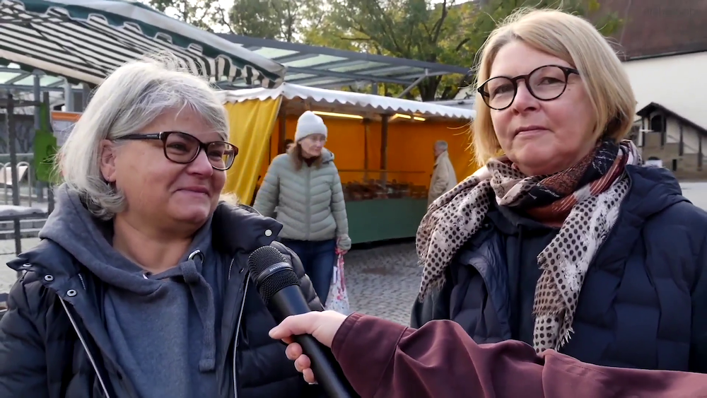 Zwei Passantinnen auf dem Waiblinger Wochenmarkt.