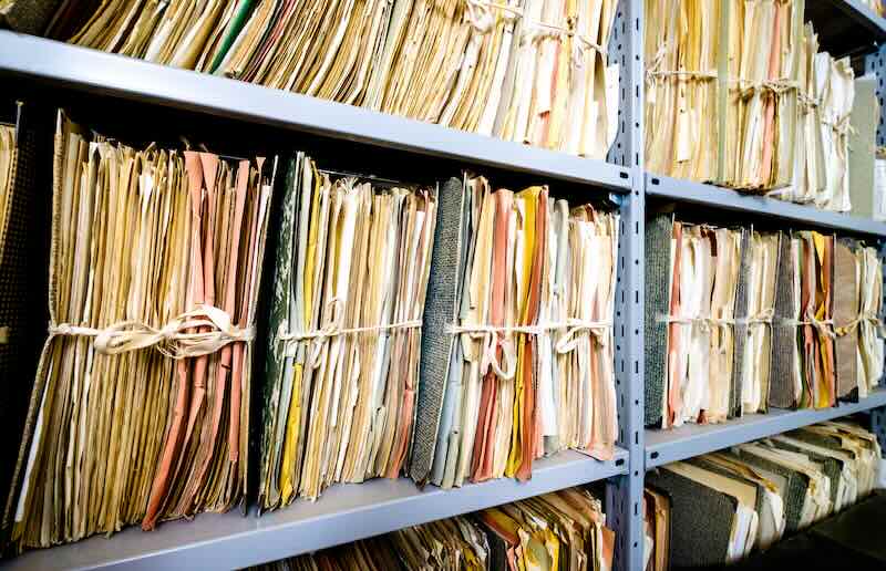 Erinnerungskultur zielt darauf ab, dass Geschichte nicht in Archiven verstaubt. (Foto: AdobeStock/Fottoo)