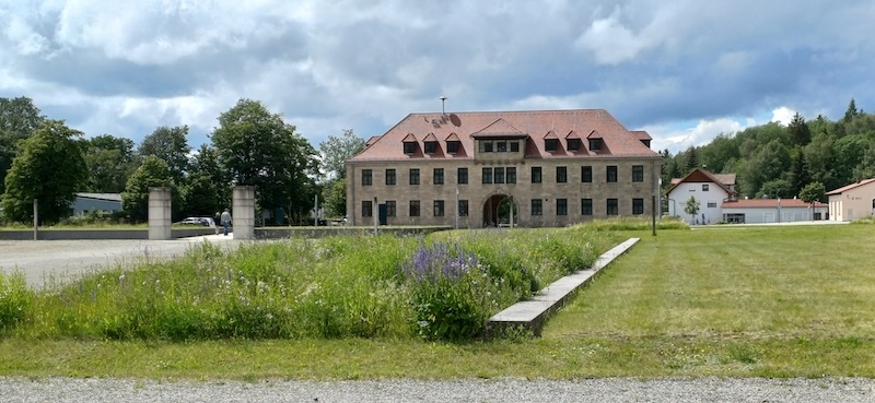 Eingang zur Gedenkstätte in Flossenbürg (Foto: AdobeStock/Hubert).