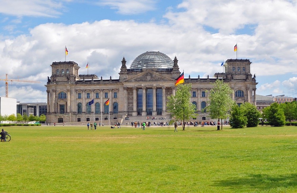 Jetzt beginnt das Ringen um die Regierungsbildung. (Symbolfoto: AdobeStock/Henry Czauderna)