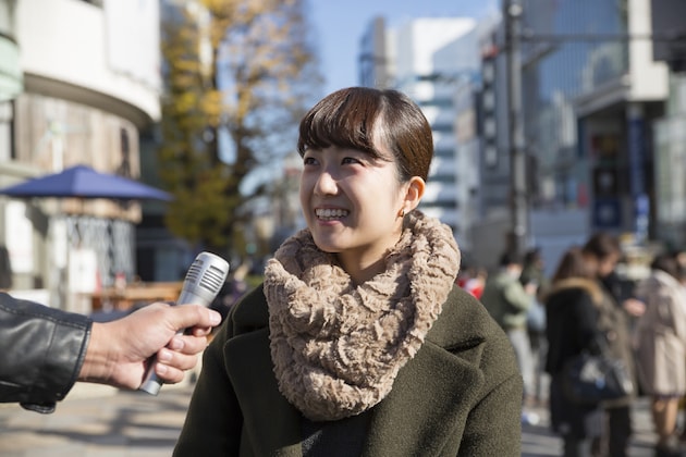 Frau wird auf der Straße interviewt