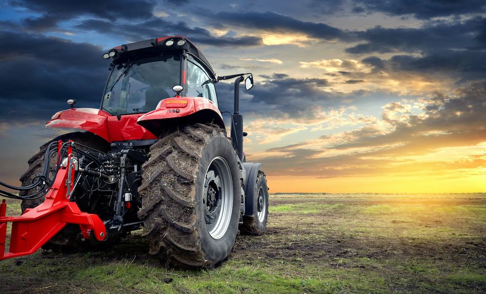 Dunkle Wolken über der Landwirtschaft. Dennoch lieben viele Landwirte ihren Beruf. (Foto: AdobeStock/VeremeeV_1980)