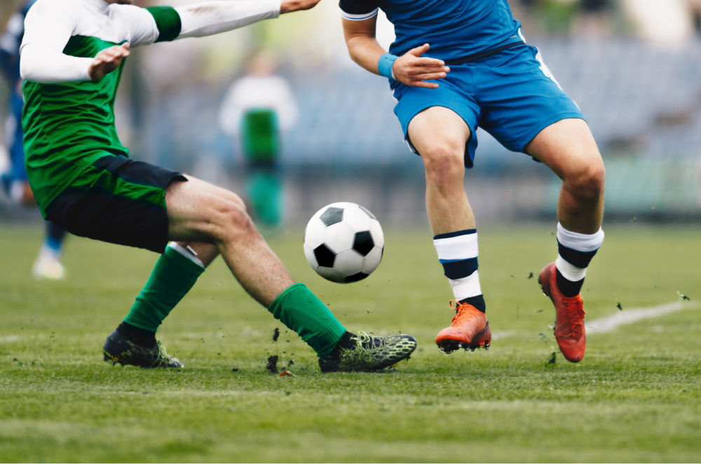 Die Angst vor Anfeindungen und Ausgrenzung ist oft groß: Homosexualität ist im Fußball noch immer ein Tabuthema. (Foto: AdobeStock/matimix)