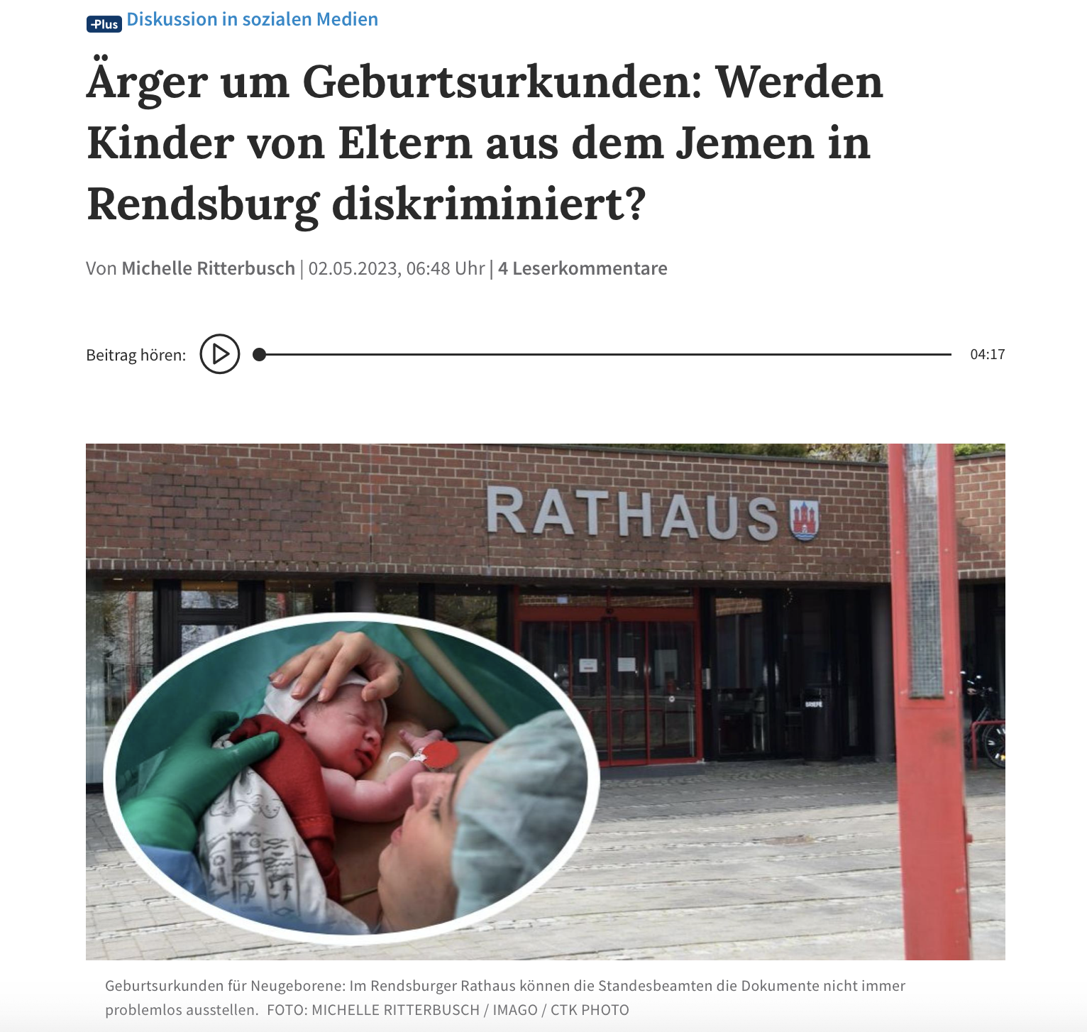 Eine Mutter hält ihr Neugeborenes im Arm. Im Hintergrund ist ein Rathaus zu sehen.