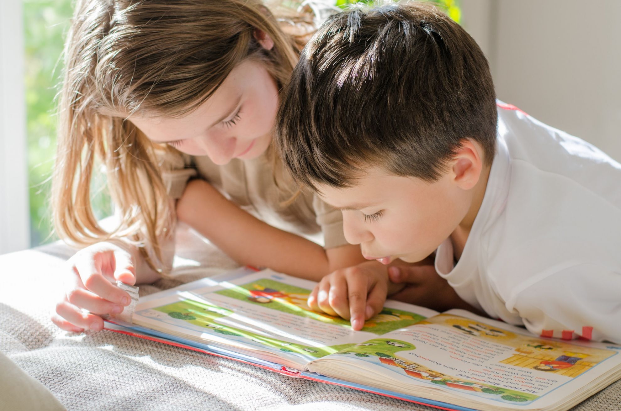 Ein Grundschüler beim Lesen.