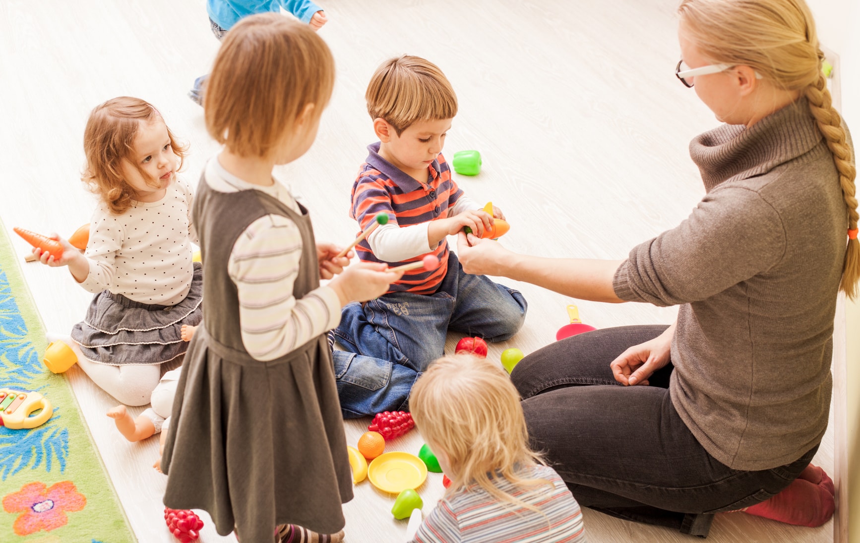 Die Qualität einer Kita hängt stark davon ab, wieviele Kinder eine Erzieherin betreut. (Foto: fotolia/oksix)