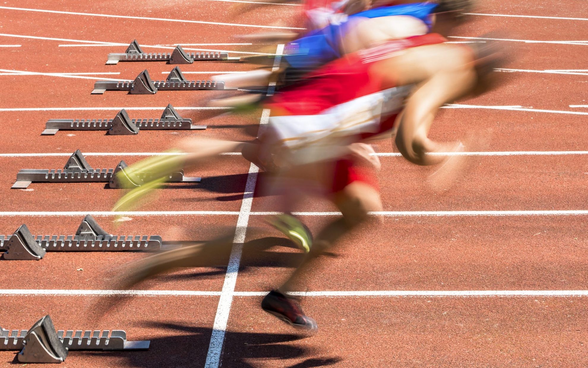 Sprinter beim Start auf der Tartanbahn. (Foto: Fotolia/Stefan Schurr)