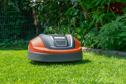 Ein Roboter mäht automatisch den Rasen. (Foto: Fotolia/OrthsMedien)