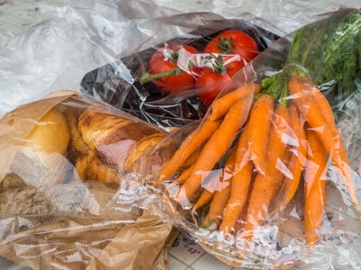 Viele Lebensmittel sind in Plastik eingepackt. (Foto: Fotolia/animaflora)