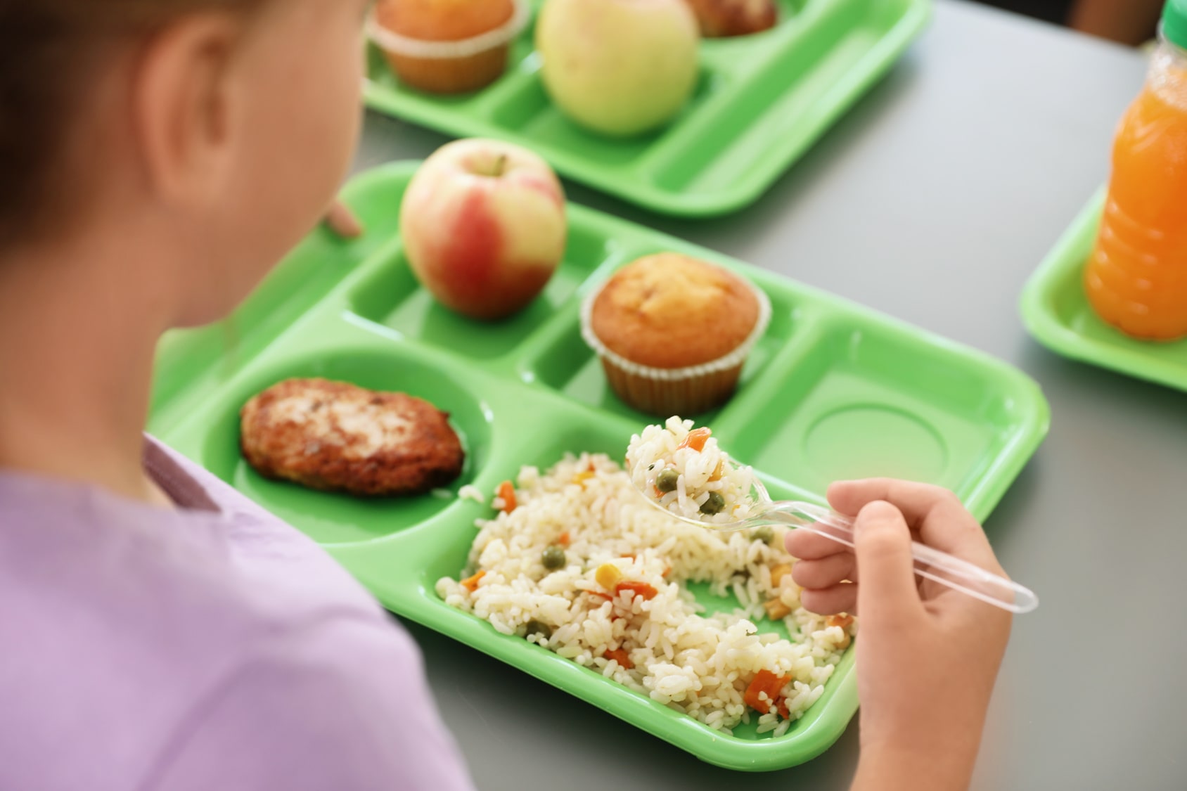 Gesund und lecker soll es sein: Mittagessen in der Schule. (Foto:Fotoli/New Africa)