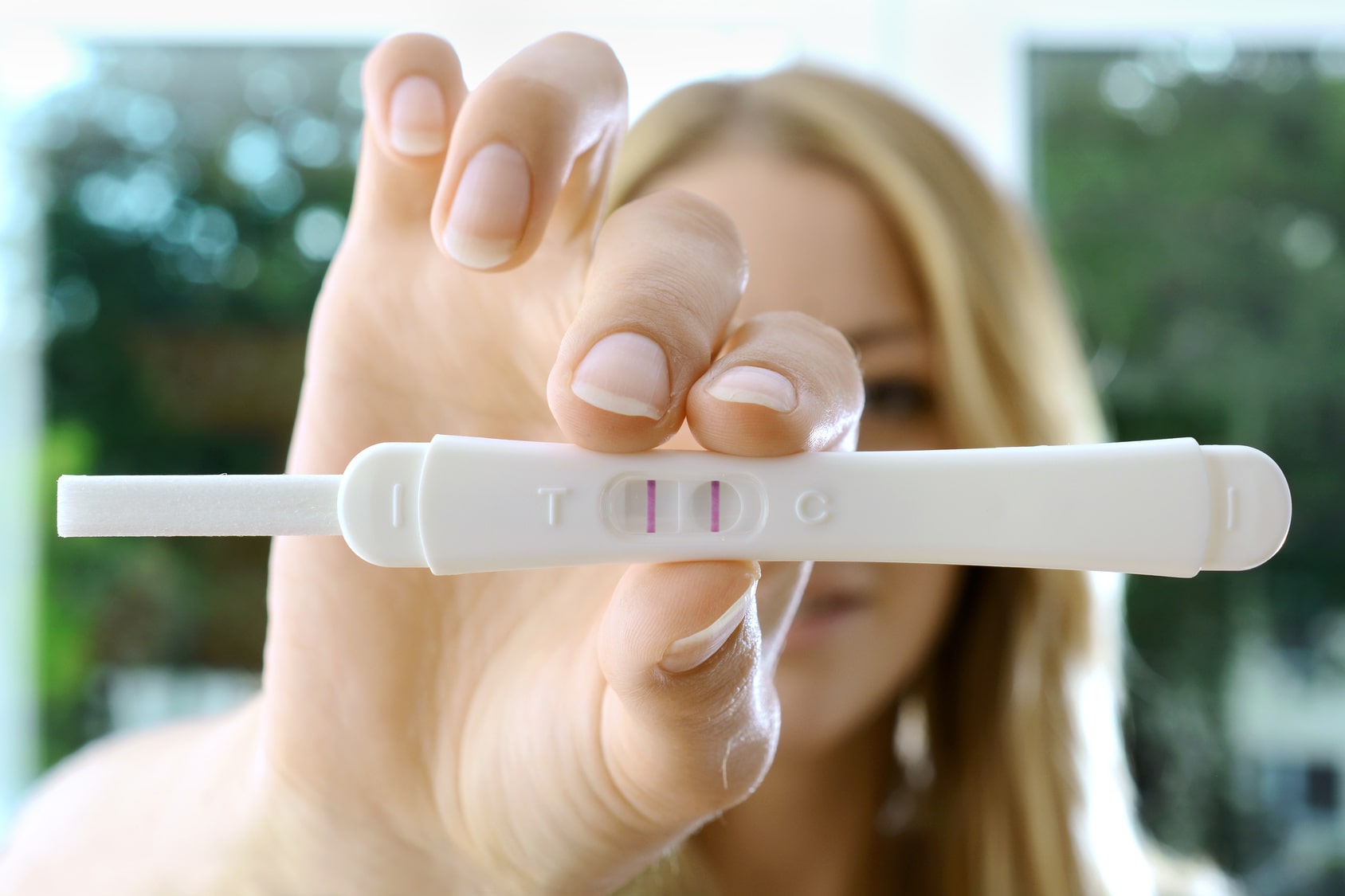 Frau mit positivem Schwangerschaftstest. (Foto: Fotolia/Dan Race)
