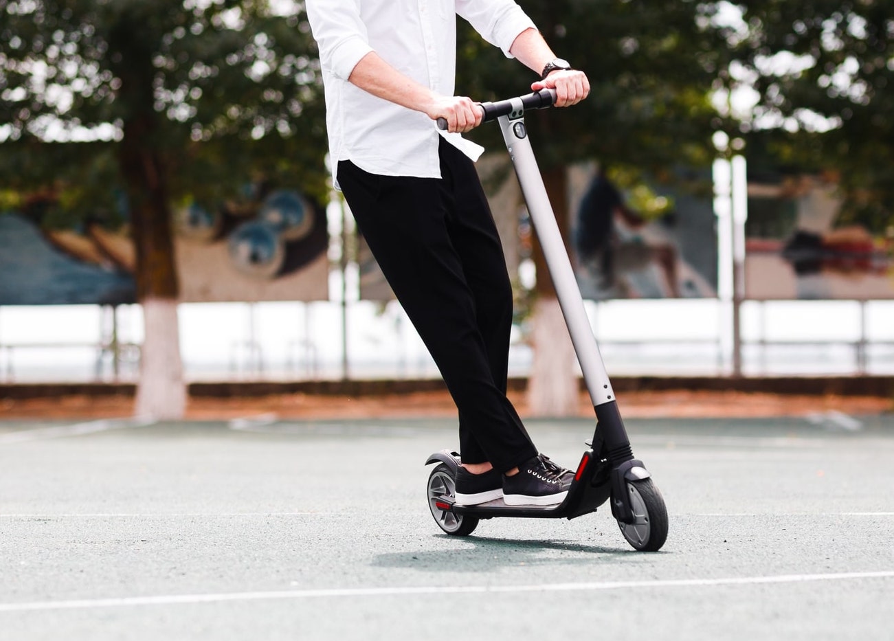 Bald sollen E-Tretroller bundesweit durch die Straßen fahren. (Foto: Fotolia/Leika production)