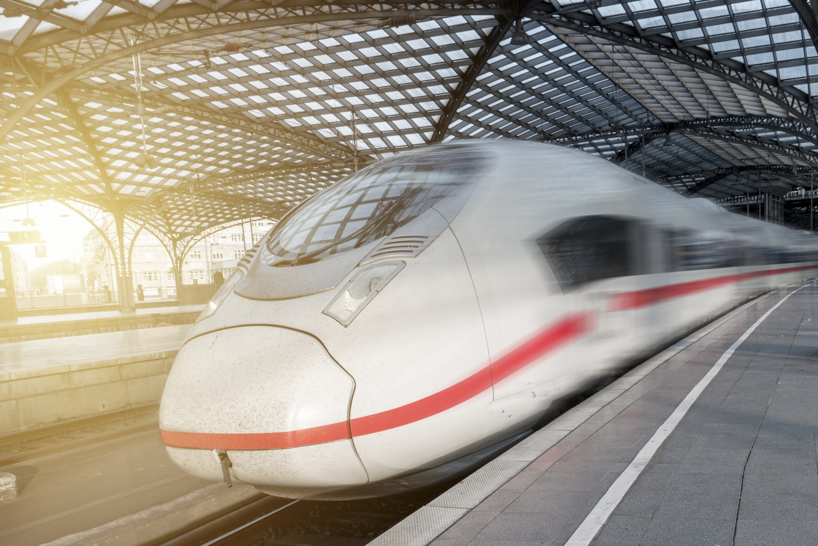 Ein ICE fährt durch den Bahnhof. (Foto: Fotolia/nokturnal)