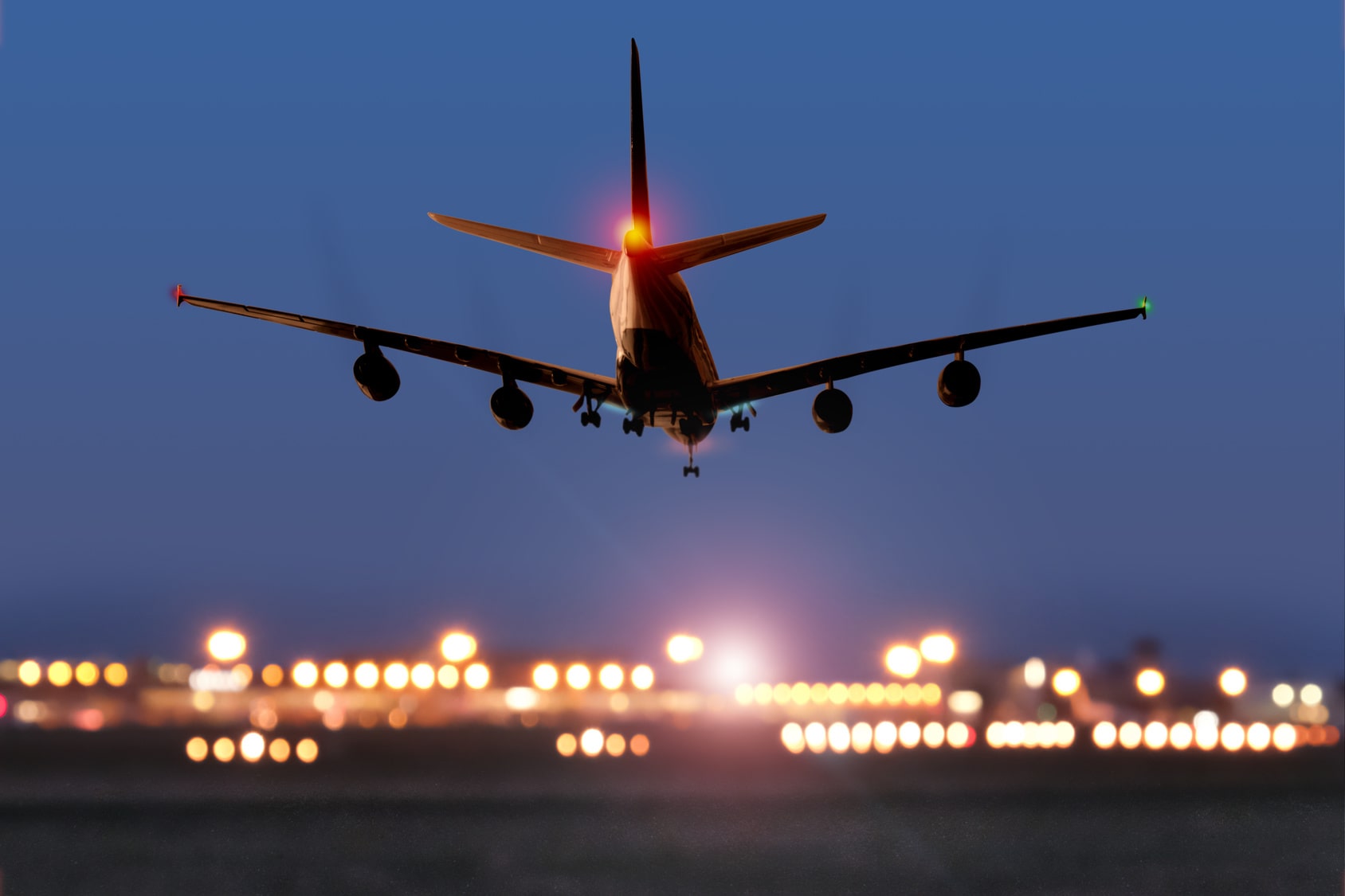 Ein Flugzeug landet. (Foto: Fotolia/pixelschoen)