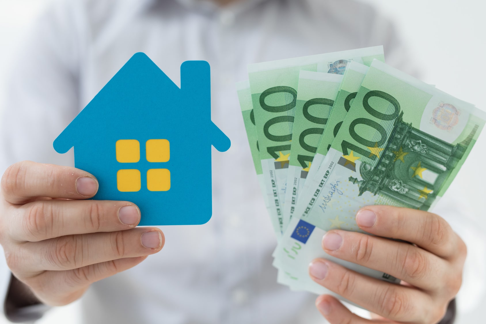 Haus und Geld. (Foto: Fotolia/vegefox.com)