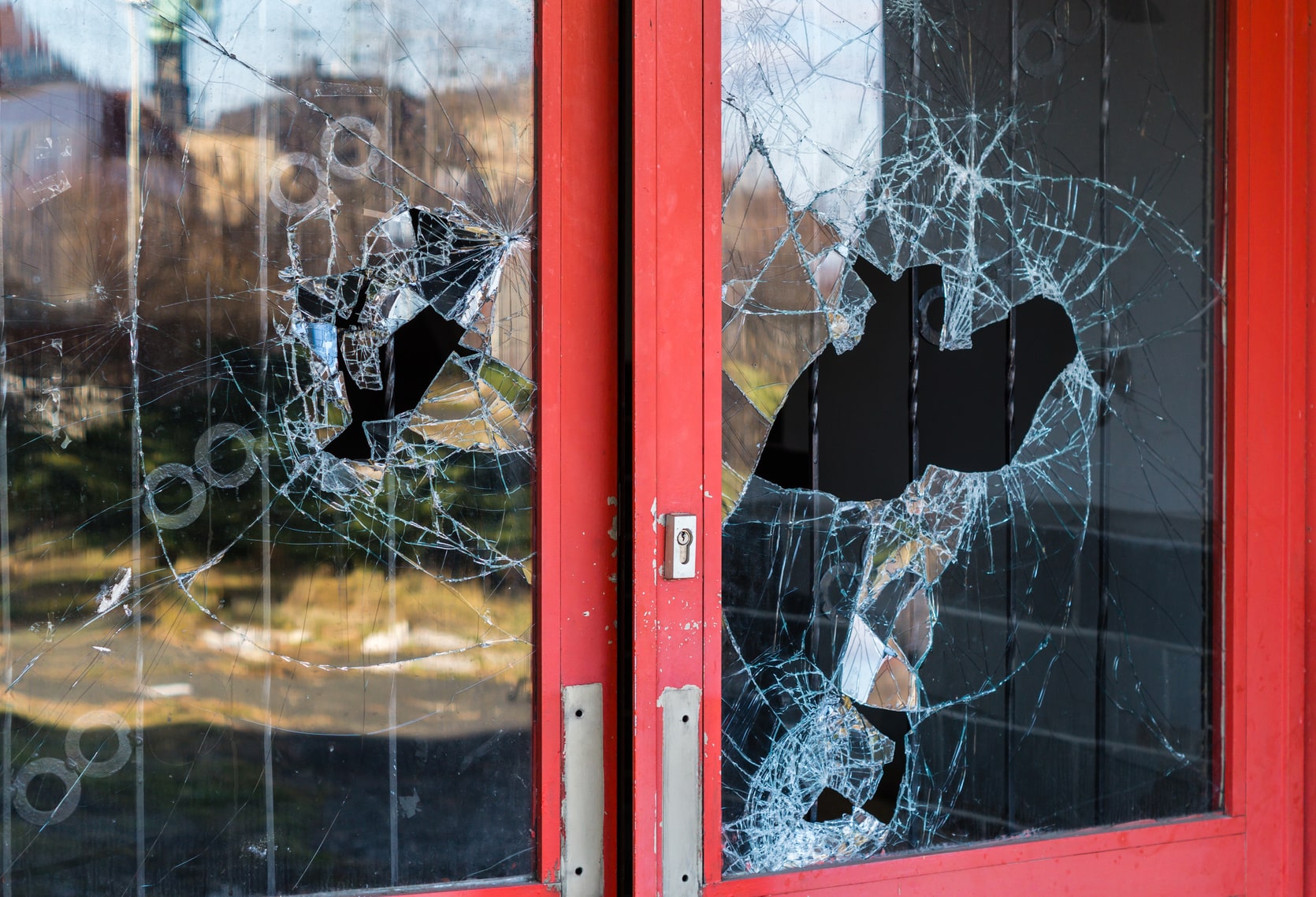 Eingeschlagenes Fenster. (Foto: Fotolia/Animaflora PicsStock)