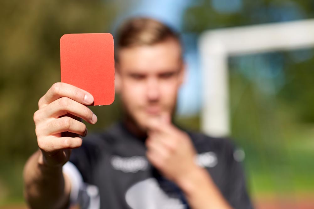 Rote Karte für Gewalt gegen Amateurschiedsrichter. (Foto: AdobeStock/syda productions)