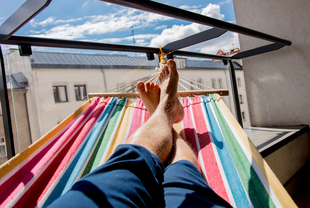 Ganz entspannt auf dem Balkon. (Foto: AdobeStock/Masson)