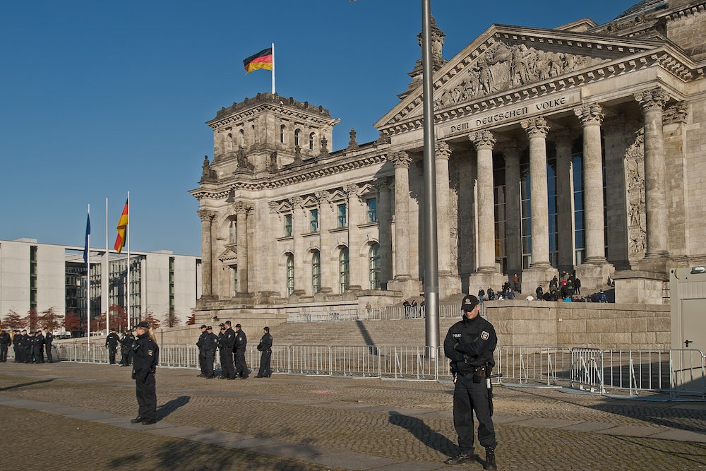 Der Reichstag in Berlin wird bewacht. (Symbolfoto: AdobeStock/peisker)