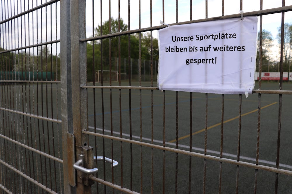 Sportanlagen und Spielplätze bleiben weiter gesperrt. (Foto: AdobeStock/Henrike)