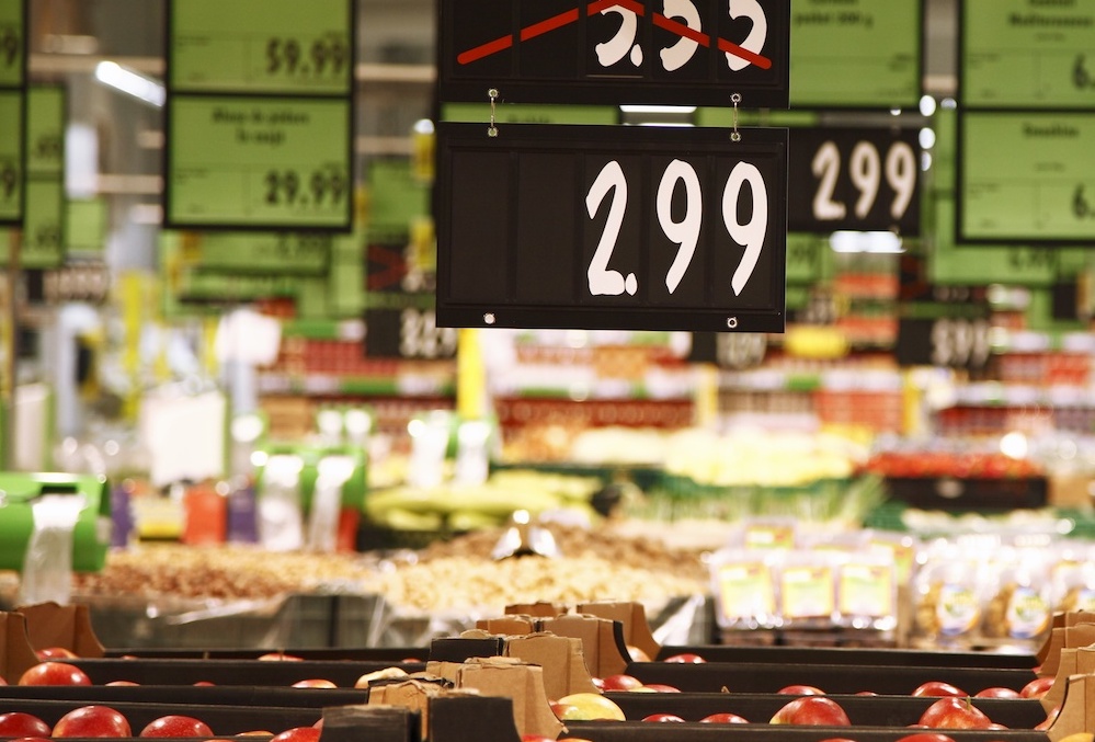 Merkel spricht mit mit Vertretern von Handel und Ernährungsindustrie über Billigangebote für Lebensmittel. (Foto: AdobeStock/George Serban)