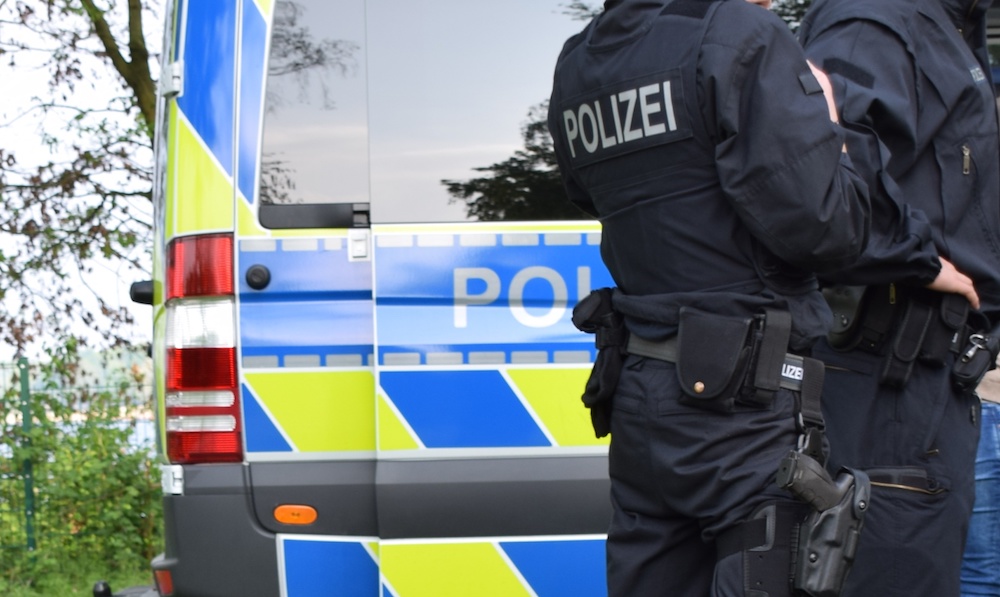 Polizeibeamte durchsuchten die Wohnungen führender Mitglieder der Gruppierung. (Foto: AdobeStock/Antje)