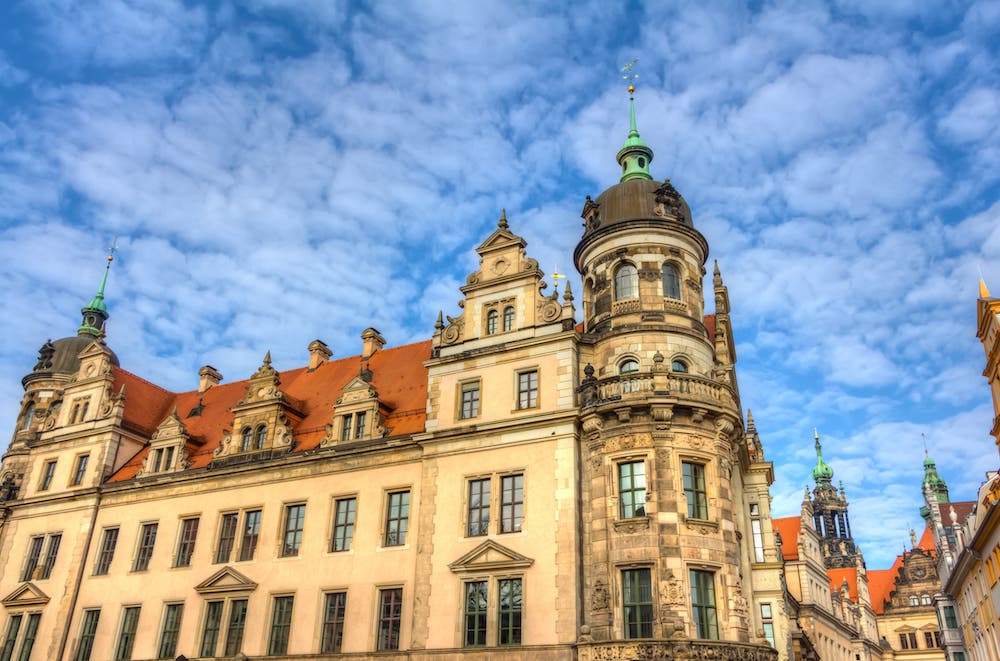 Im Residenzschloss in Dresden befindet sich das Grüne Gewölbe. (Symbolfoto: AdobeStock/mije shots)