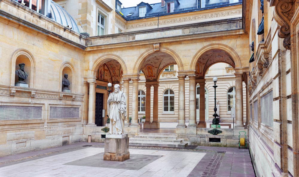 Der Innenhof der Sorbonne in Paris. Hier soll die Ehrung für Samuel Paty stattfinden. (Foto: AdobeStock/ Brian Kinney)