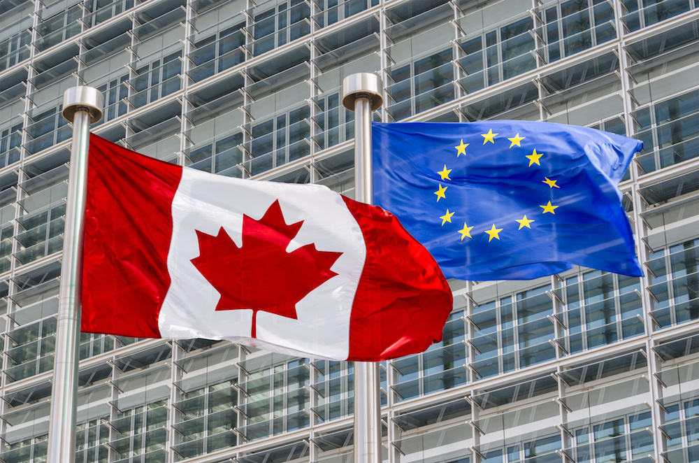 Die Flaggen Kanadas und der Europäischen Union. (Foto: AdobeStock/mbruxelle)
