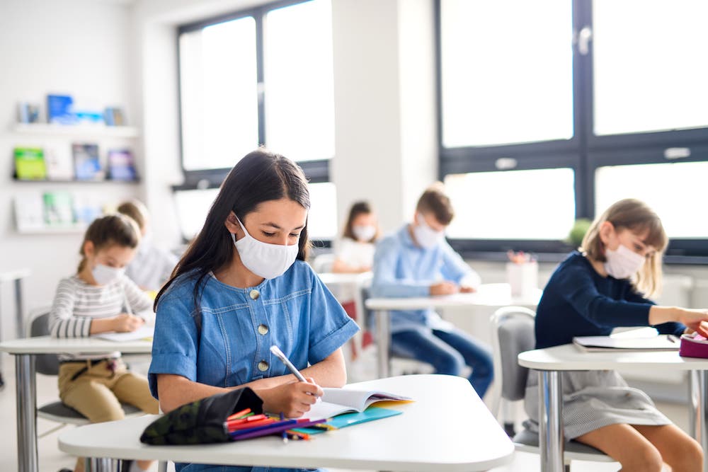 Zu Schulbeginn galt Maskenpflicht im Unterricht. (Foto: AdobeStock/Halfpoint)