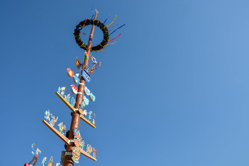 Am 1. Mai werden traditionell in Bayern, aber auch in anderen Ländern wie Baden-Württemberg und Nordrhein-Westfalen neue Bäume aufgestellt. (Symbolfoto: AdobeStock/Asvolas)