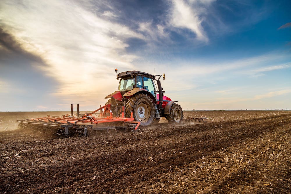 Ein Traktor auf dem Feld. (Foto: AdobeStock/oticki)