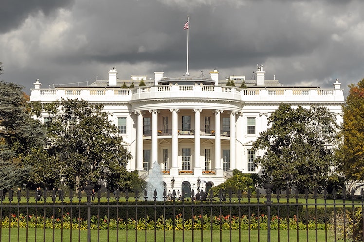 Dunkle Wolken über dem Weißen Haus. (Symbolfoto: AdobeStock/Lux Blue)