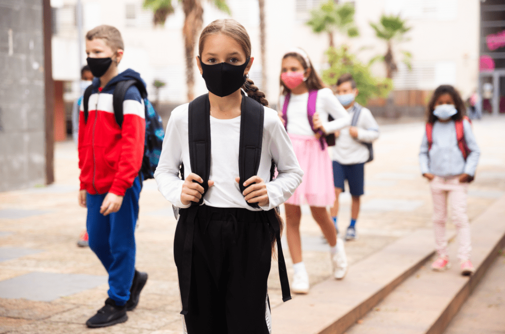 Die Maske gehört an vielen Schulen auch zu Beginn des neuen Schuljahres zum nötigen Accessoire. (Foto: AdobeStock/Jack F)