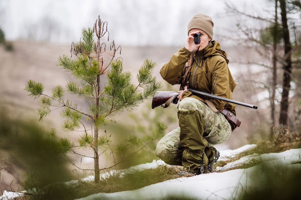 Einer Befragung zufolge sank das Durchschnittsalter von Jägerinnen im vergangenen Jahrzehnt von 36 auf 33 Jahre. (AdobeStock/kaninstudio)