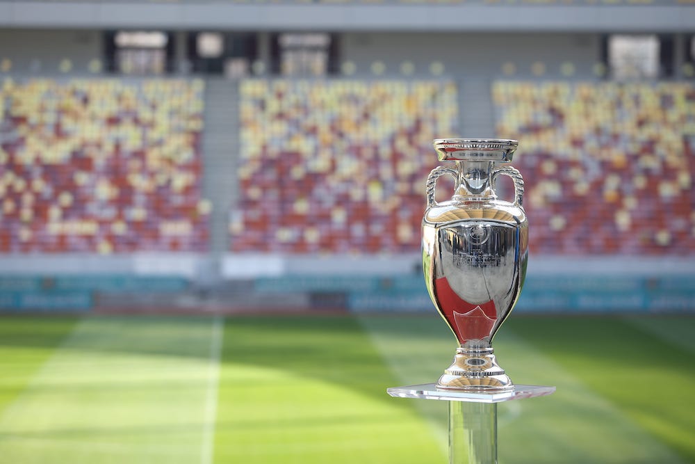 Der Henri-Delaunay-Pokal ist die Gewinntrophäe der Fußball-Europameisterschaft. (Foto: AdobeStock/MoiraM)