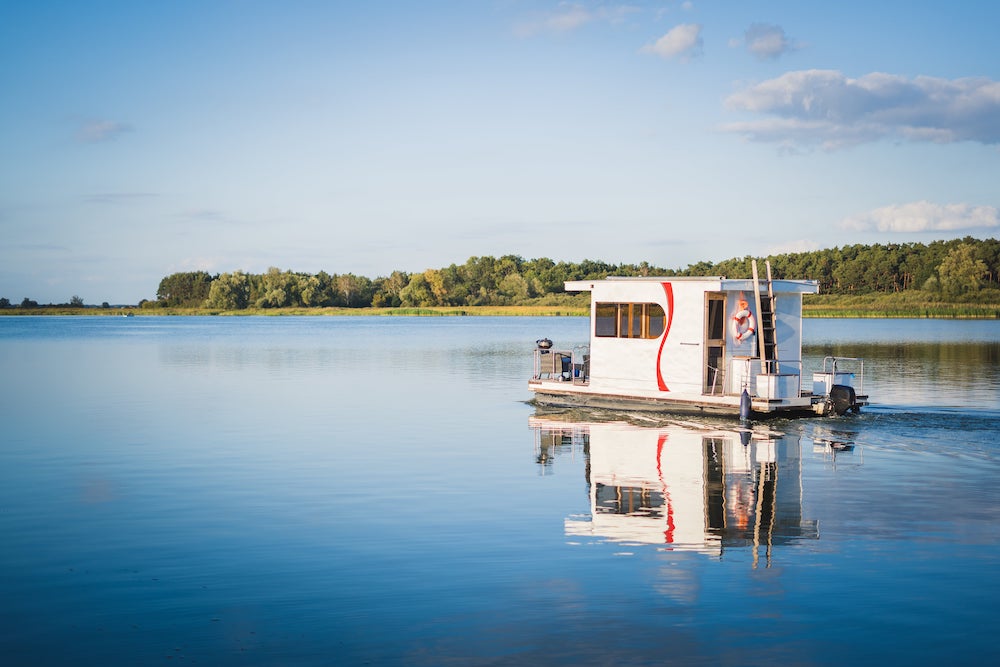 Ein Leben auf dem Wasser – mit einem Hausboot wird der Traum zur Wirklichkeit. (Foto: AdobeStock/Daniel Dörfler)