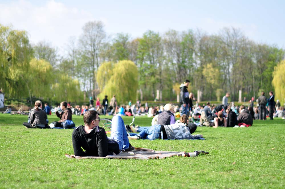 Bei schönem Wetter strömen die Menschen in die Parks. (Symbolfoto: AdobeStock/industrieblick)