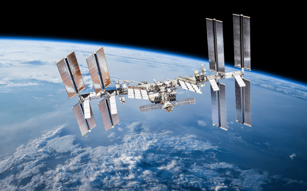Schwebt über allen Dingen: die ISS, das Ziel des geplanten Raketenflugs. (Foto: AdobeStock/dimazel)