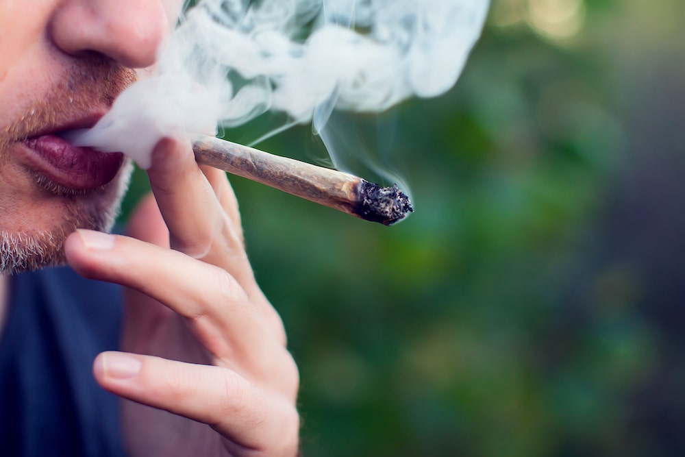 Die künftige Koalition plant eine „kontrollierte Abgabe von Cannabis an Erwachsene zu Genusszwecken in lizenzierten Geschäften“. (Symbolfoto: AdobeStock/Aleksej)