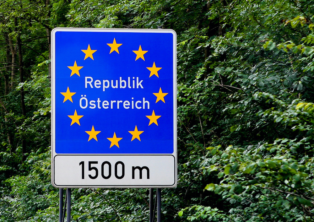 Im ersten Lockdown war diese Landstraße zwischen Deutschland und Österreich gesperrt. (Archivdoto: AdobeStock/Andreas Safreider)