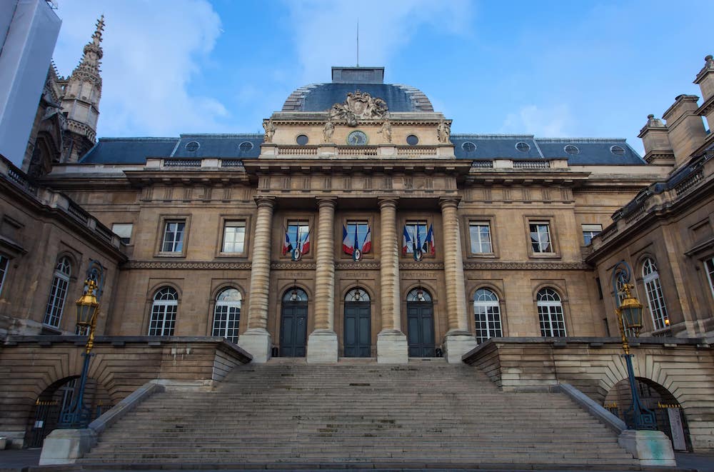 Der Prozess findet in einem eigens dafür hergerichteten Saal im Pariser Justizpalast statt. (Symbolfoto: AdobeStock/ Hugo Félix)