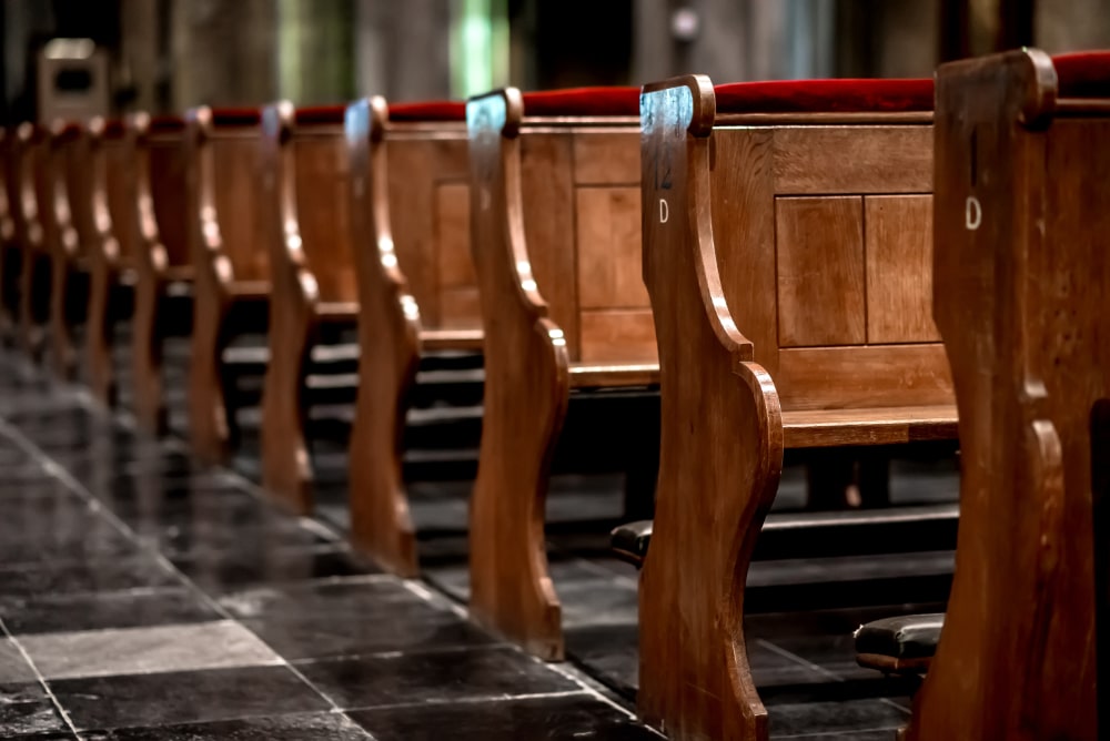 Abwärtstrend: Immer mehr Menschen in Deutschland treten aus der Kirche aus. (Foto: AdobeStock/Alex Tihonov)