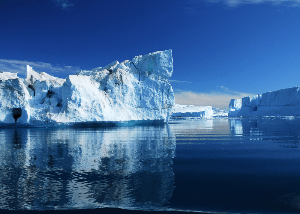 Trügerische Idylle: Im arktischen Eis hat sich bereits Plastik festgesetzt. (Foto:AdobeStock/ Martin Schwan)